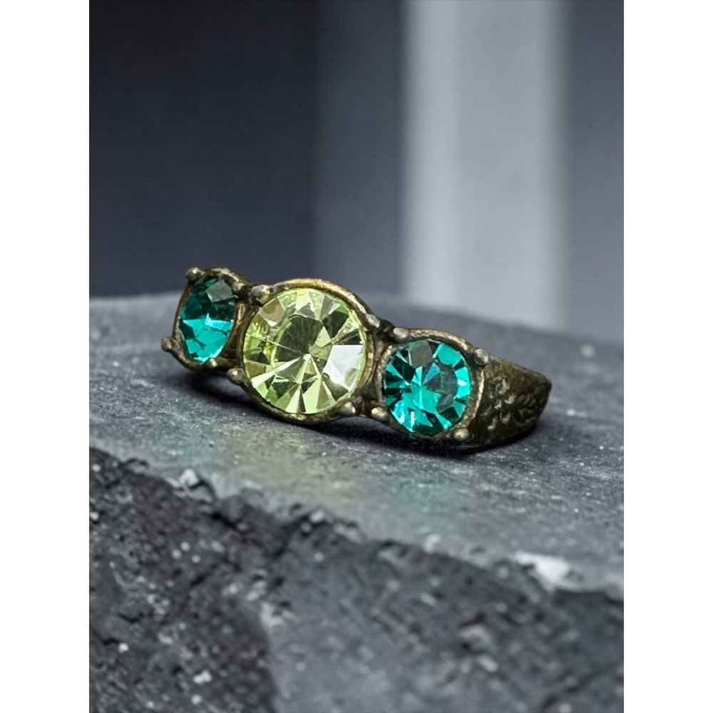 Three Stone Ring Womens Size 9 Green Teal Antiqued Gold Tone Vintage Style